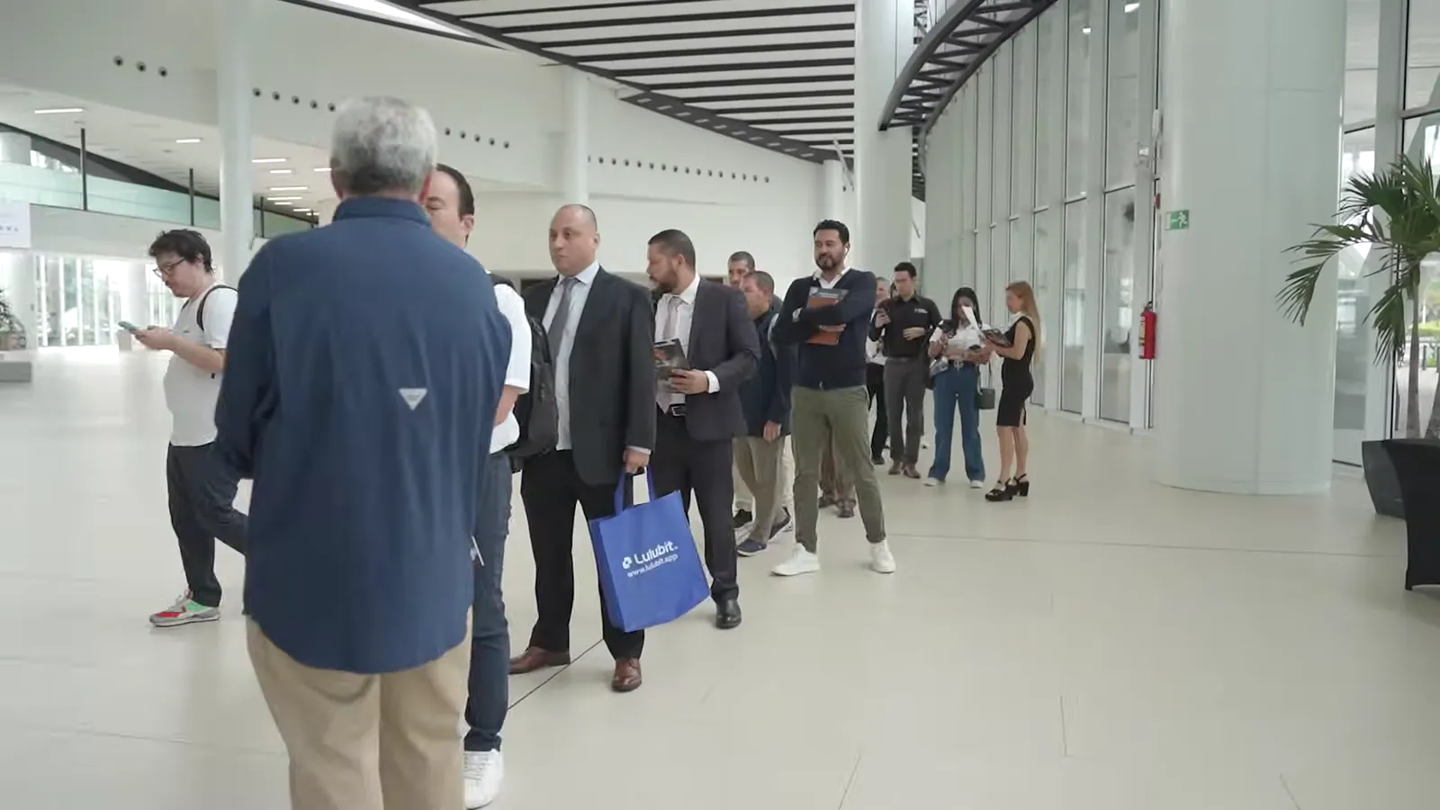 Asistentes recorriendo el vestíbulo del evento entre sesiones