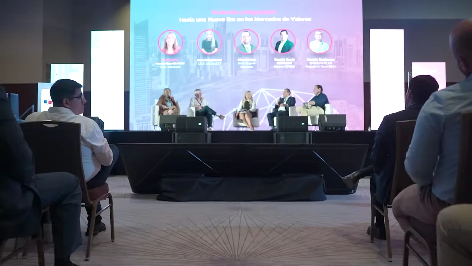 Panel de ponentes frente al público en Panamá Blockchain Week