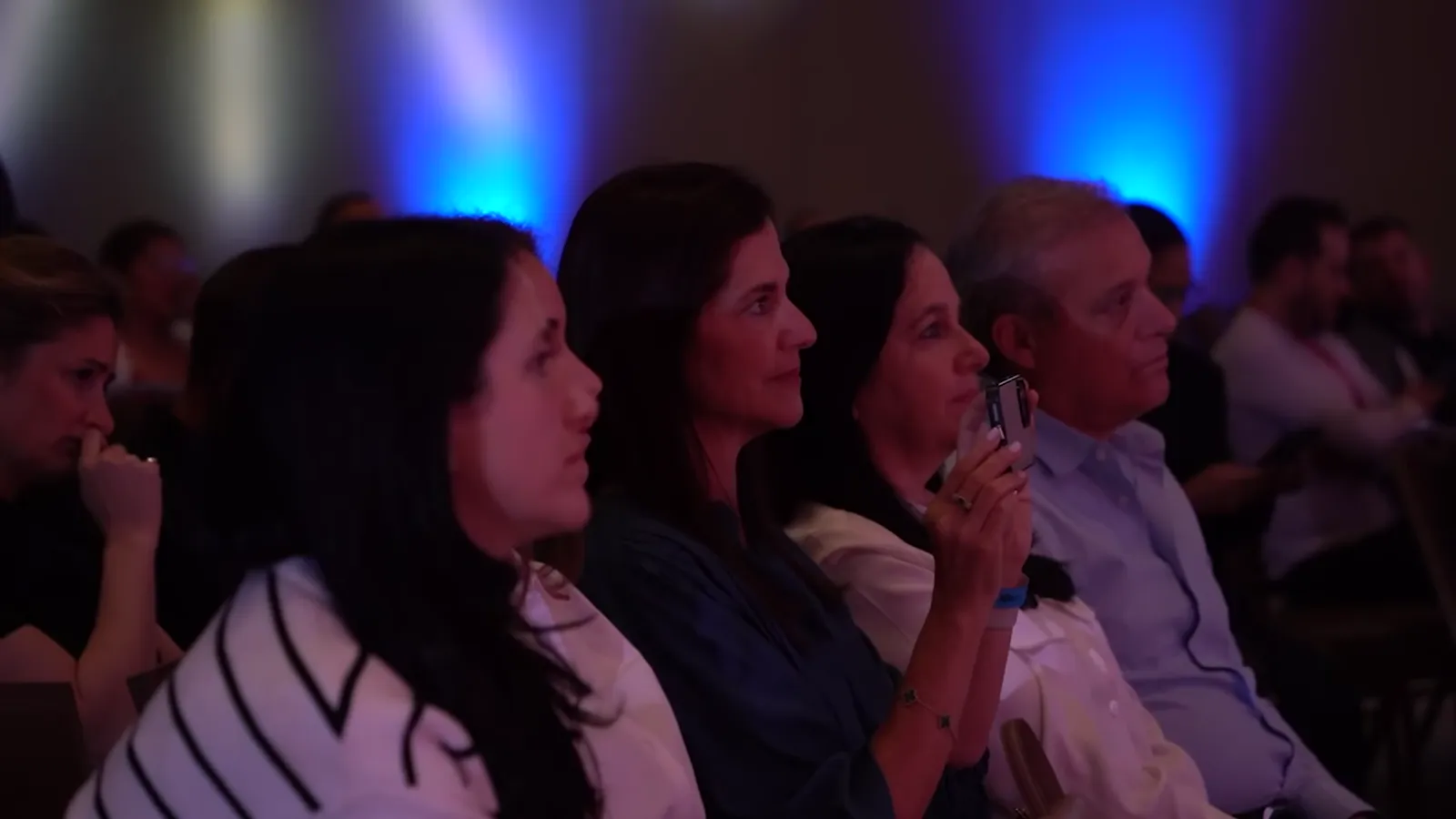 Público atento a una ponencia en Panamá Blockchain Week