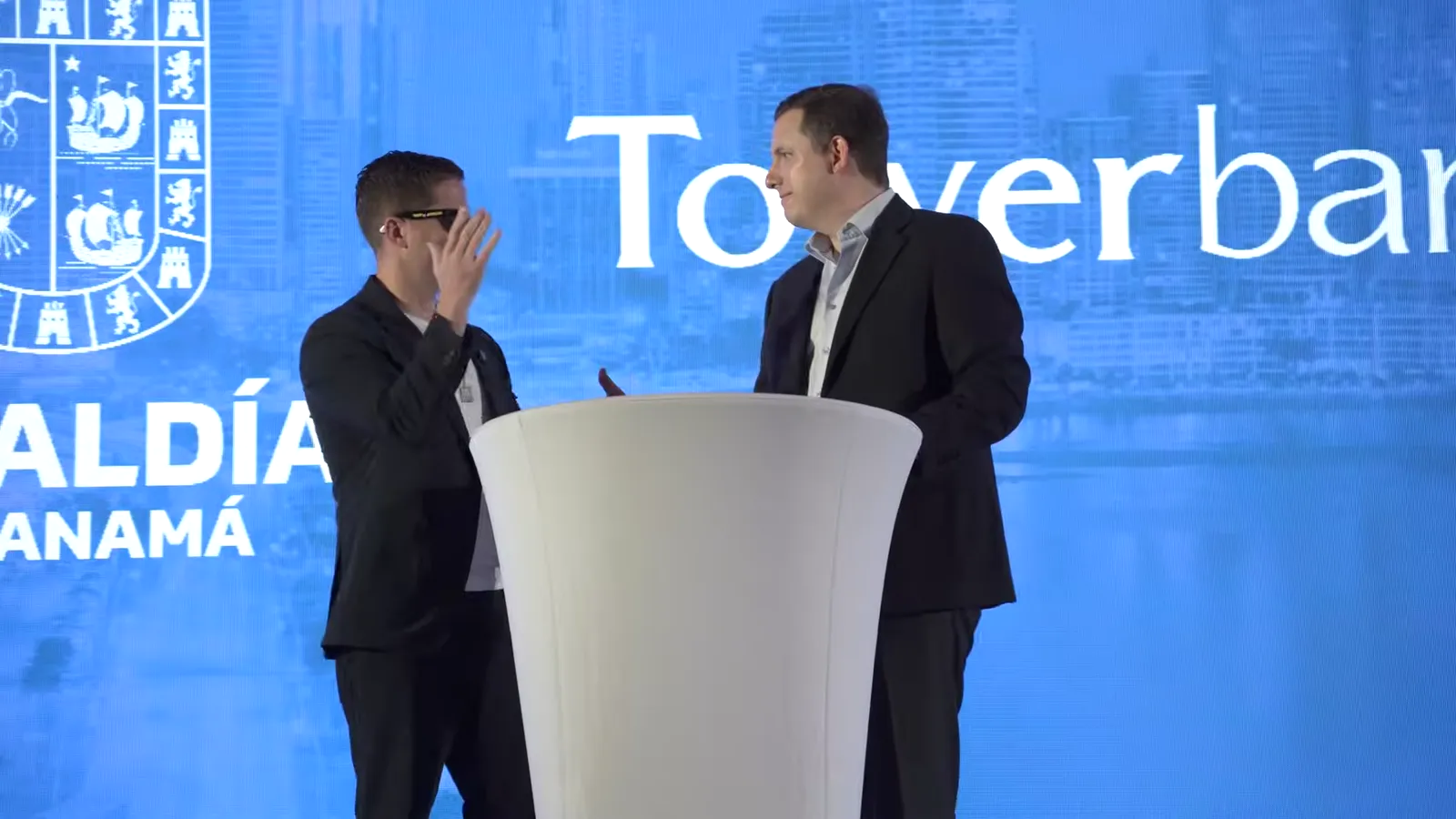 Representantes de la Alcaldía de Panamá y Towerbank en el escenario
